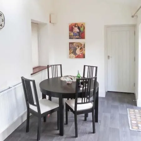 The Gatehouse 레이번